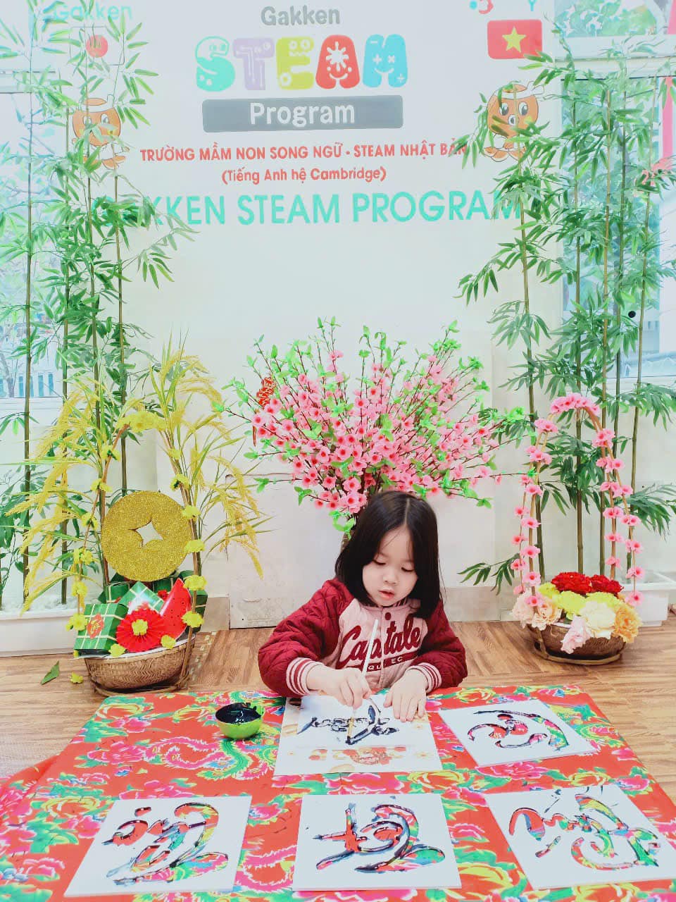 Các bé tập viết thư pháp