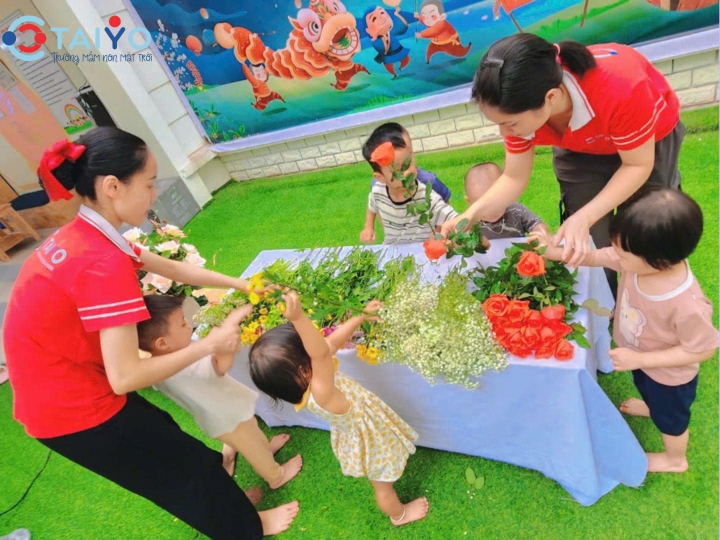 Bé Taiyo trổ tài cắm hoa, gửi tặng mẹ